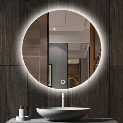 Lo specchio del bagno a touchscreen a LED con grande interruttore sensore e stile di design moderno