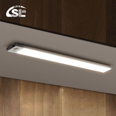 Striscia di illuminazione per guardaroba a LED con sensore di movimento e batteria ricaricabile