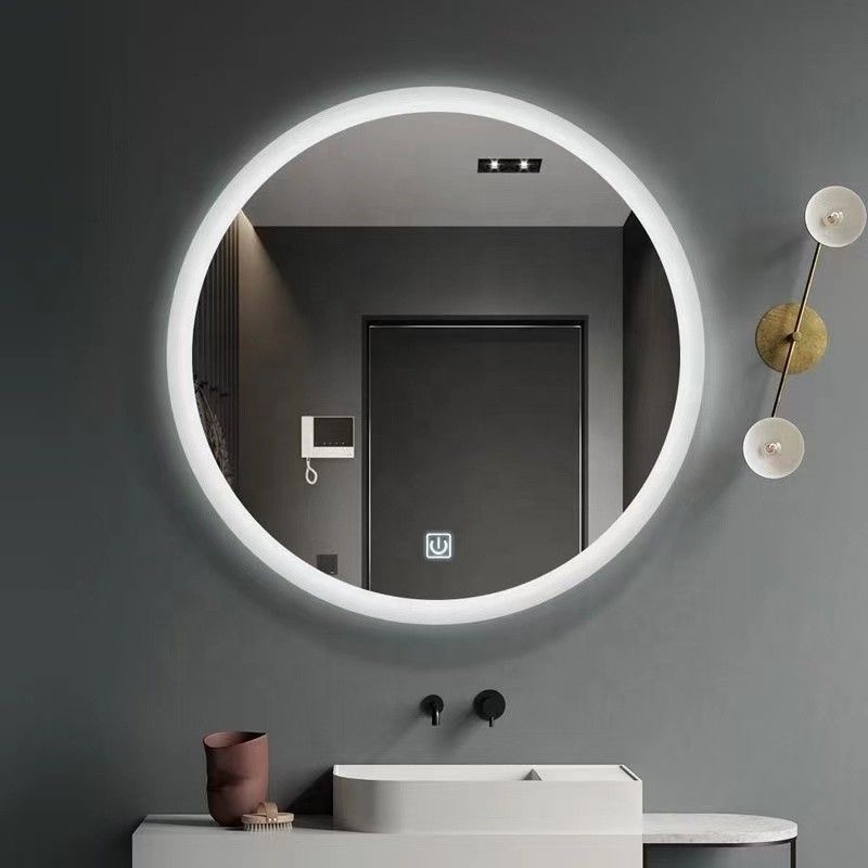Lo specchio del bagno a touchscreen a LED con grande interruttore sensore e stile di design moderno